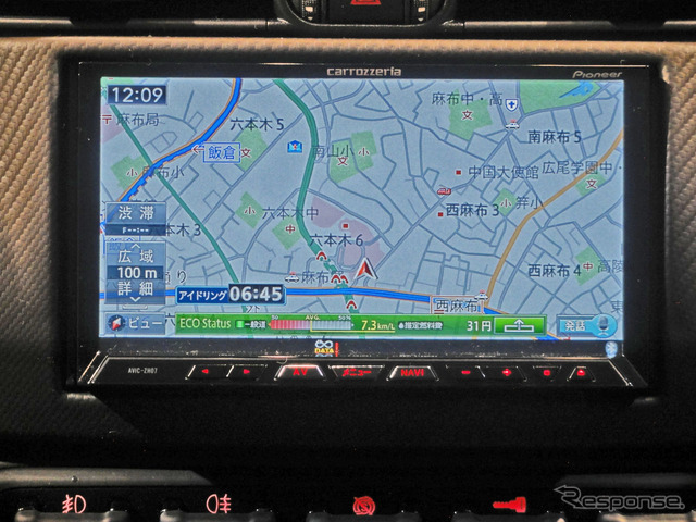 専用パネルキットに収められたカーナビは、パイオニア製サイバーナビAVIC-ZH07。