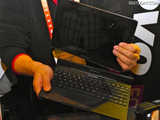 ドックを分離すると本体はピュアなタッチ式タブレットに