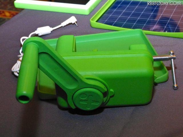 停電時に備え手回し式の発電機も用意する
