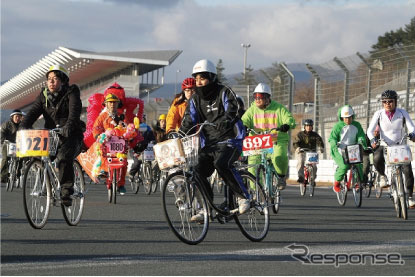 ママチャリによる7時間耐久レースに1320チームが参加した(8日:富士スピードウェイ)