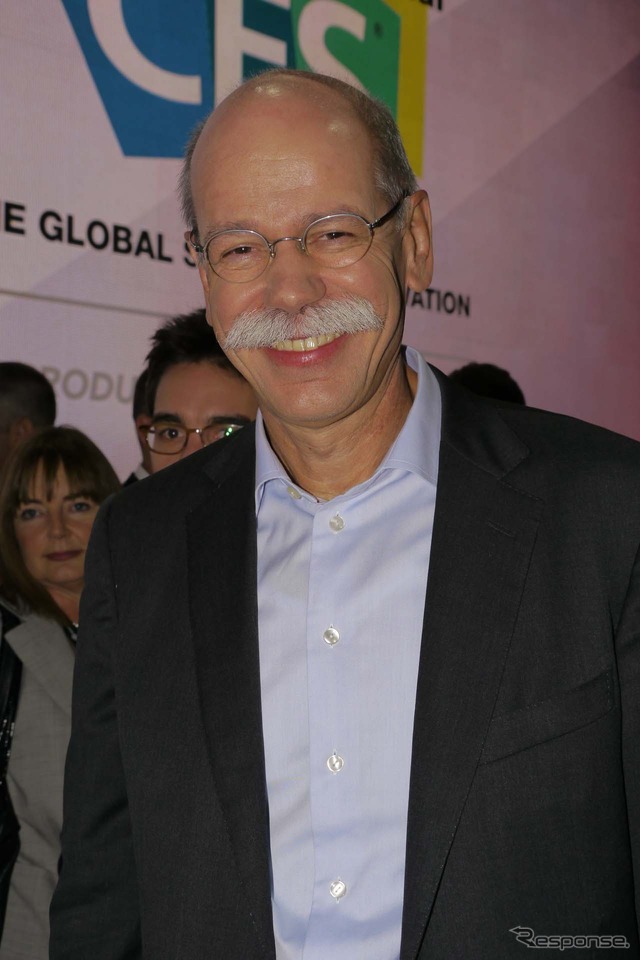 気軽に写真撮影に応じてくれたディーター・ツェッチェ氏