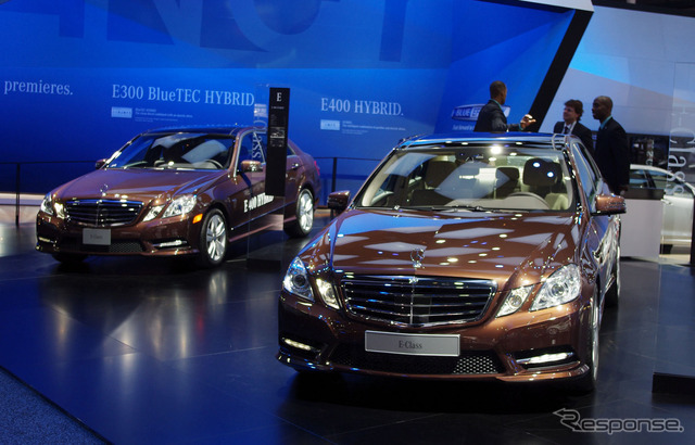 メルセデスベンツのハイブリッド車、E400ハイブリッド(左)とE300ブルーテックハイブリッド(右)