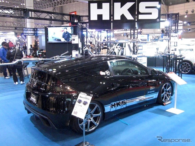 東京オートサロン12に出展したHKS。「アフターマーケットの売上げの退潮に歯止めをかけるべく、新たな切り口での復調を模索」(決算短信より)