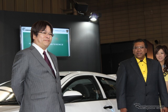 キャロッセ代表取締役の長瀬努氏(左)とプロトンホールディングスモータースポーツ担当役員のダトゥ ラザック ダーウッド氏(右)