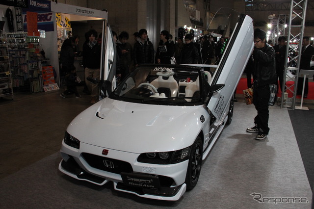 来場者の注目を集めるガルウィング版ビート(東京オートサロン12)