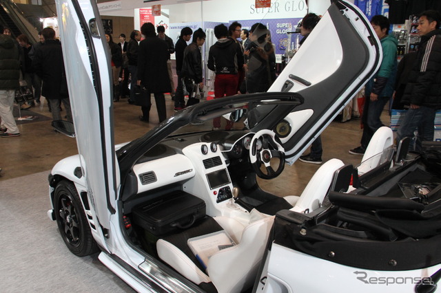 来場者の注目を集めるガルウィング版ビート(東京オートサロン12)
