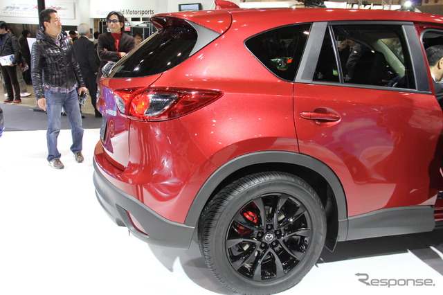 ローダウン&ホイールブラック塗装のCX-5 マツダが提案