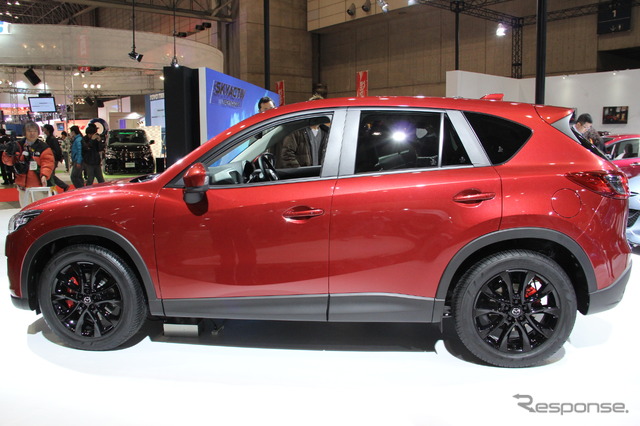ローダウン&ホイールブラック塗装のCX-5 マツダが提案
