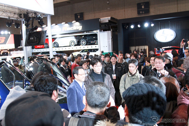 東京オートサロン2011トヨタブース、トークショーへの出演を終え、来場者との記念撮影に応える豊田章男社長