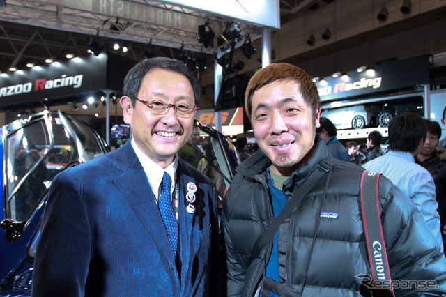 東京オートサロン2011トヨタブース、トークショーへの出演を終え、来場者との記念撮影に応える豊田章男社長