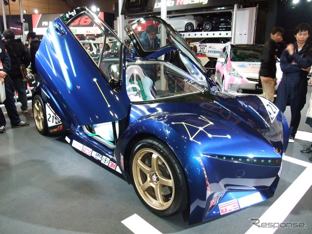 EVレーシングカー『TES-ERA EV』。ガルウィングドアはノーマルのセラのものを丸ごと使っている(東京オートサロン12)