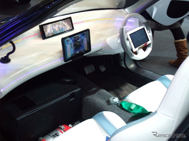 コクピット。助手席足元のボックスはKERS用のキャパシタ(東京オートサロン12)
