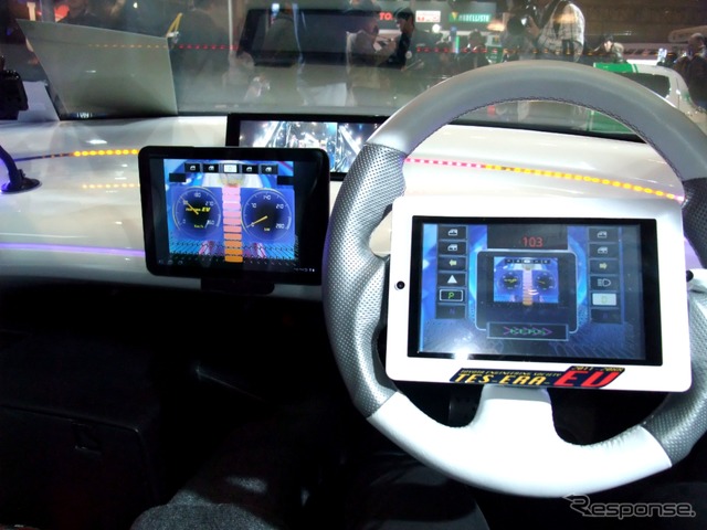 3つの液晶ディスプレイで全情報を機動的に表示(東京オートサロン12)