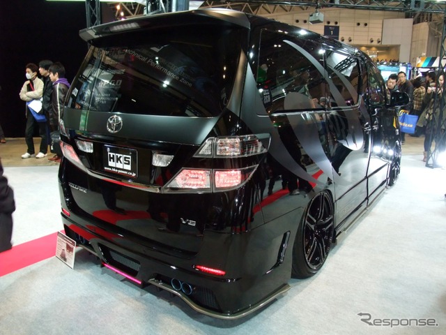 HKS S-style VELLFIRE。フェンダーを見るとストリート用としてはかなり大胆なローダウンぶりがわかる(東京オートサロン12)