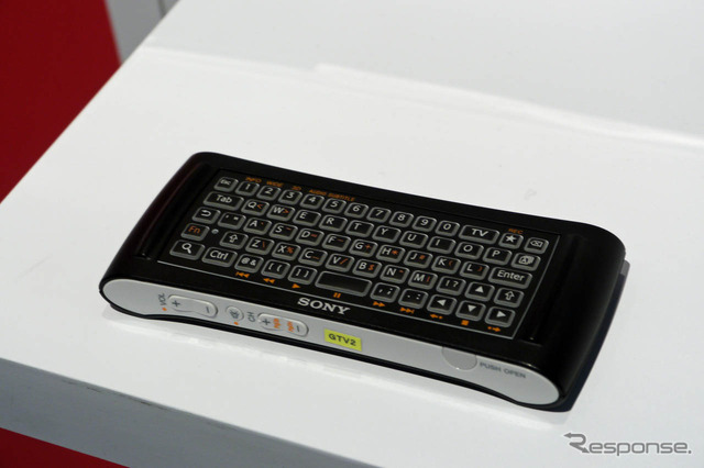 リモコンの背面にはキーボードが備わる