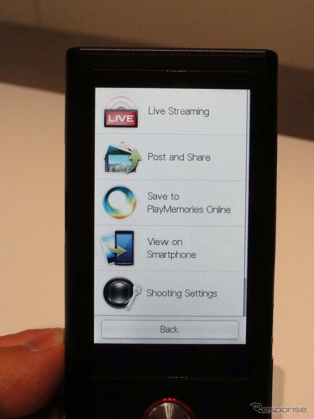 ブローギーのメインメニュー。「Live Streaming」や「Post and Share」などが見える(CES 12)