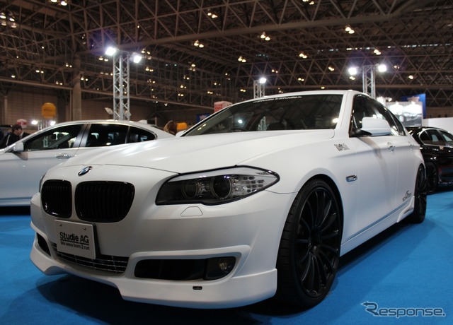 マットホワイトにラッピングされたBMW528