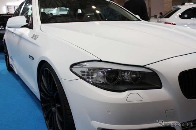 マットホワイトにラッピングされたBMW528
