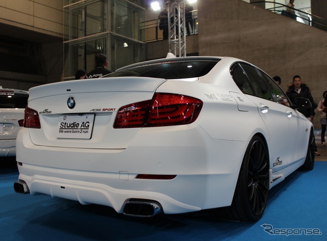 マットホワイトにラッピングされたBMW528
