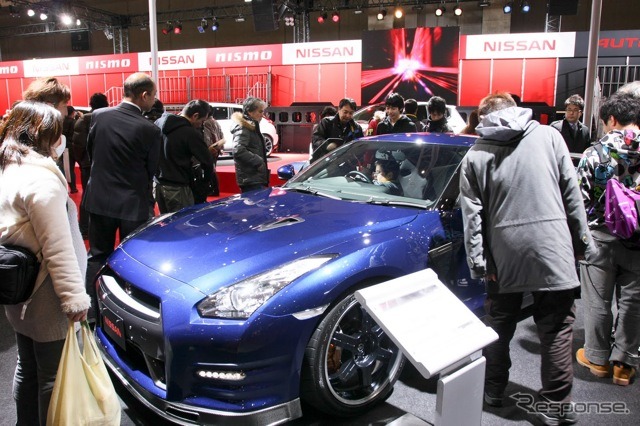 日産ブースに出現したグランドスタンド(東京オートサロン12)