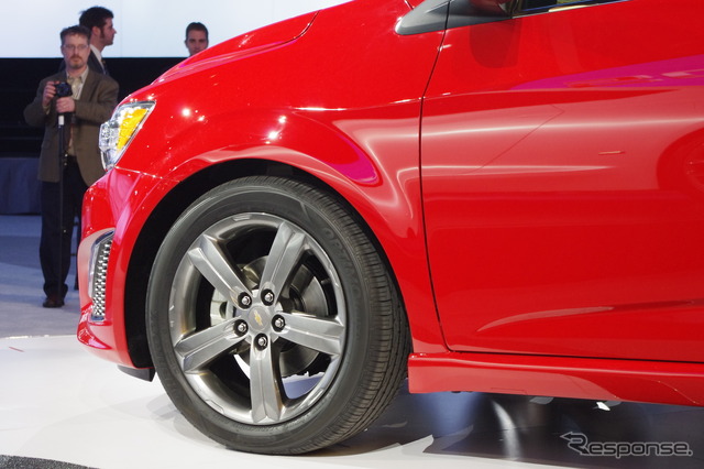 シボレーのグローバルコンパクトカー、ソニックの高性能モデルがソニックRS(デトロイトモーターショー12)