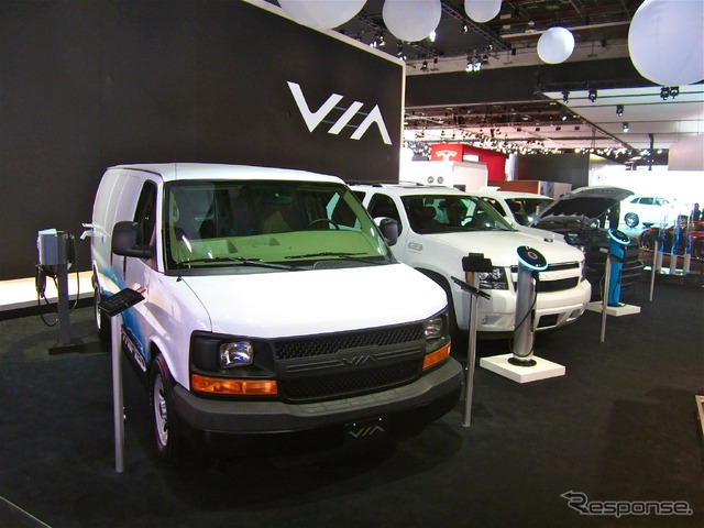 VIAモータースの3台のEV。ブースにはボブ・ラッツ氏も姿を見せた(デトロイトモーターショー12)