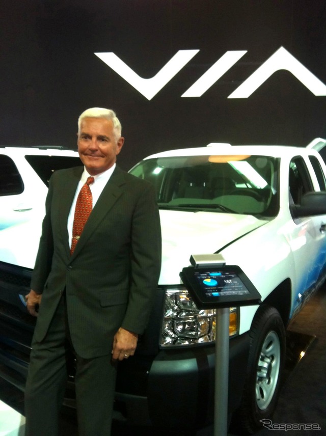 VIAモータースの3台のEV。ブースにはボブ・ラッツ氏も姿を見せた(デトロイトモーターショー12)