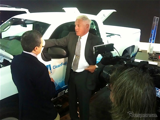 VIAモータースの3台のEV。ブースにはボブ・ラッツ氏も姿を見せた(デトロイトモーターショー12)