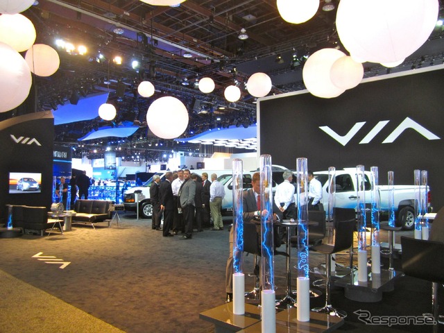 VIAモータースの3台のEV。ブースにはボブ・ラッツ氏も姿を見せた(デトロイトモーターショー12)