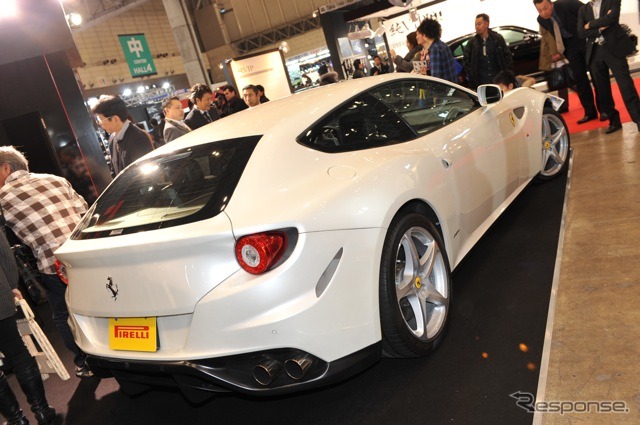 フェラーリFF(東京オートサロン12、ピレリ・ブース)