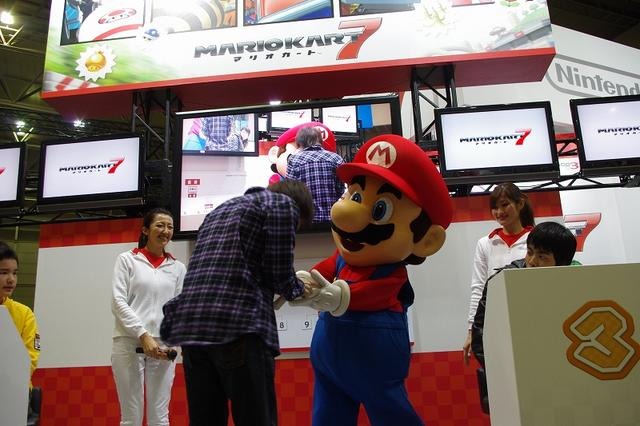 【WHF 2012冬】『マリオカート7』トーナメント開催！大人から子供まで白熱のデットヒート マリオから優勝盾が贈られました