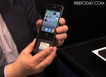 iPhone 4を充電スリーブに装着する必要がある