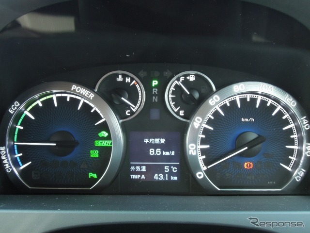 ガソリン車の回転計部分はハイブリッドシステムインジケーターに。