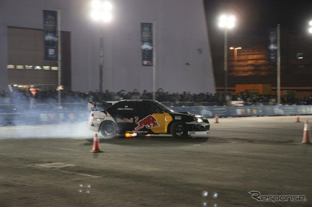 特設会場で行われたスバル インプレッサWRXによるドリフトショー（カタールモーターショー12）