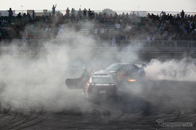 特設会場で行われたスバル インプレッサWRXによるドリフトショー（カタールモーターショー12）