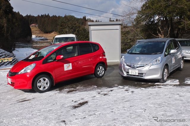 カーシェアリング用のフィット。赤は福祉車両で、シルバーはハイブリッド車。