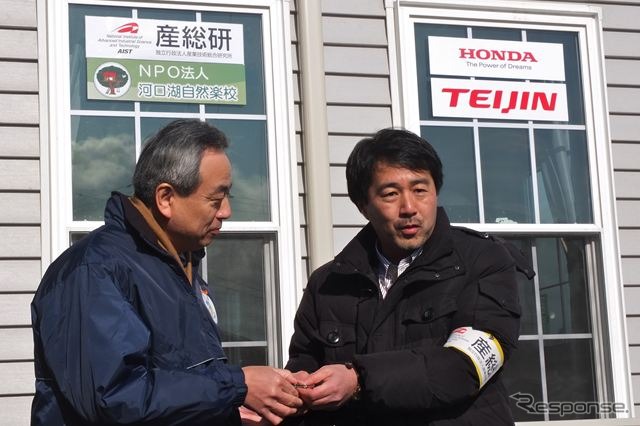 物販店用の1棟は気仙沼市に無償貸与される。キーを受け取る菅原茂気仙沼市長(左)