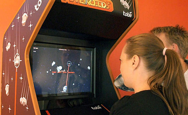 目だけで操作する世界初のゲームがロンドンの娯楽施設に設置 目だけで操作する世界初のゲームがロンドンの娯楽施設に設置