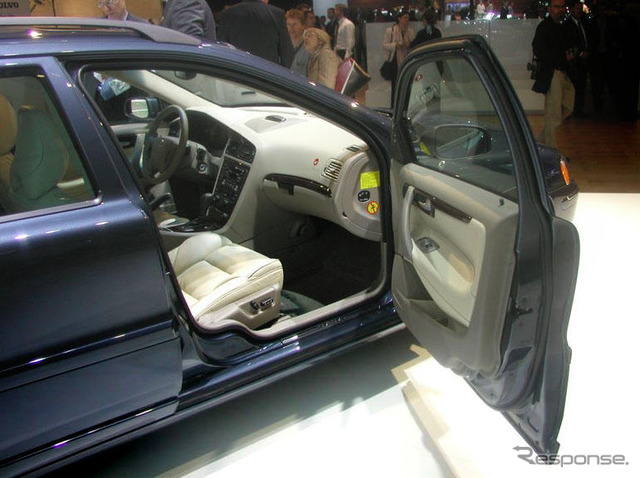 【バーミンガムモーターショー04】ボルボV70の2005年モデル