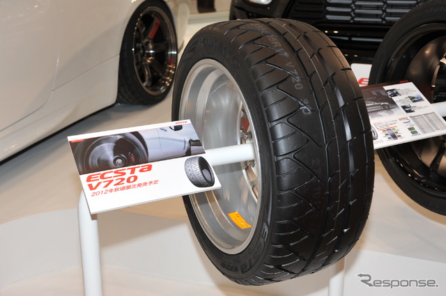 クムホタイヤ(東京オートサロン12)