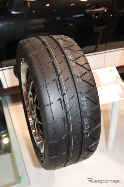クムホタイヤ(東京オートサロン12)