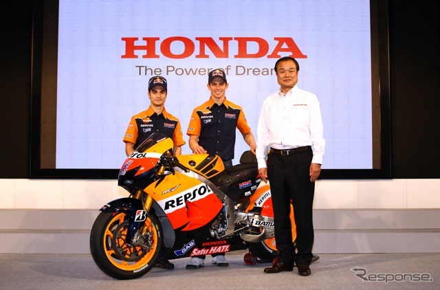 (向かって左から)ペドロサ、ストーナー、ホンダ伊東孝紳代表取締役社長