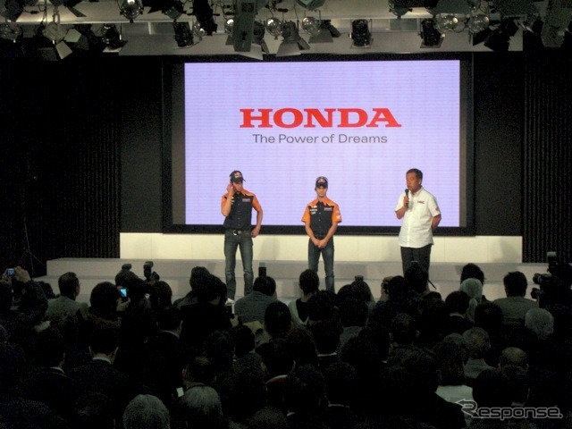 (向かって左から)ストーナー、ペドロサ、ホンダ・レーシング中本修平取締役副社長