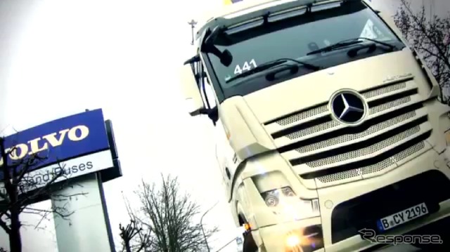 ライバル社のボルボのオフィス前で客を乗せるメルセデスベンツのアクトロスTAXI(動画キャプチャー)