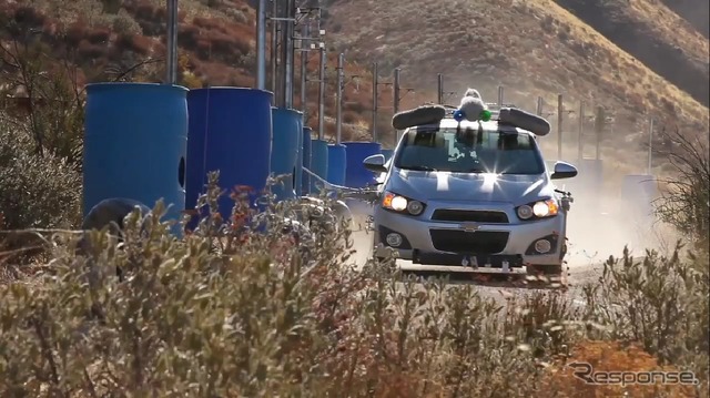 シボレーソニックを新曲のプロモーションビデオに起用した米国のロックバンド、OK Go(動画キャプチャー)