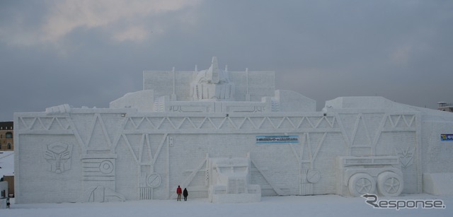 「トランスフォーマー」を模した世界最大級の雪像