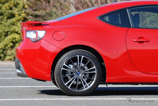 スバルBRZ(Sグレード、6MT)