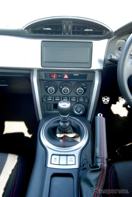 スバルBRZ(Sグレード、6MT)
