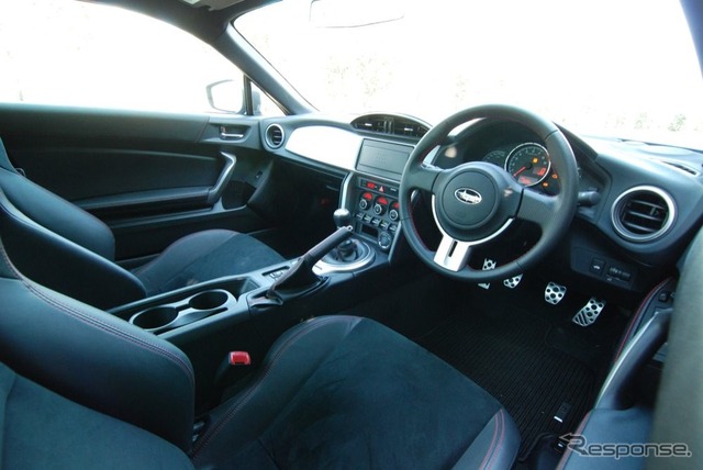 スバルBRZ(Sグレード、6MT)