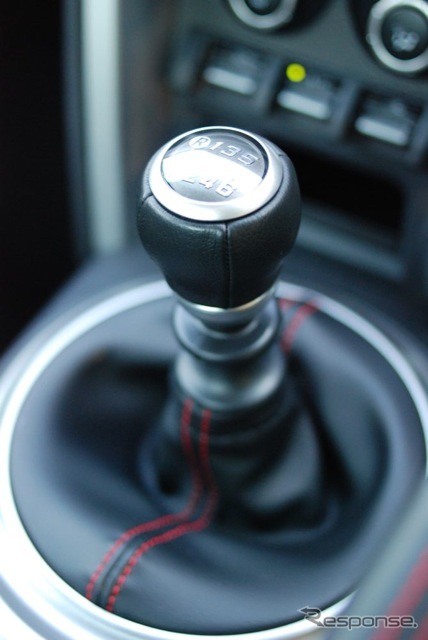 スバルBRZ(Sグレード、6MT)